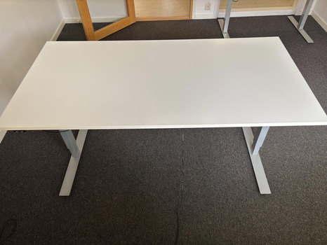 Höj- och sänkbart skrivbord