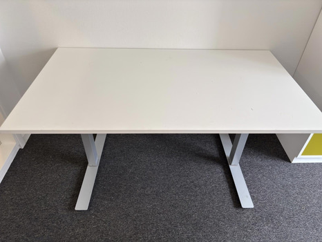 Höj- och sänkbart skrivbord