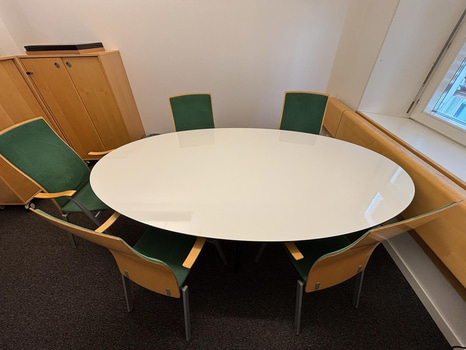Bord inkl. 5 st. stolar