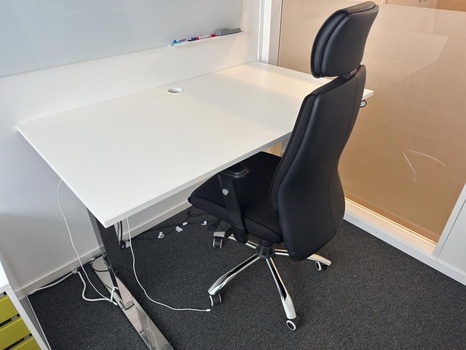 Höj- sänkbart skrivbord Martela, inkl. kontorsstol