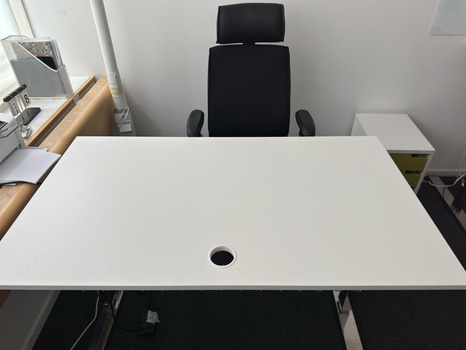 Höj- sänkbart skrivbord Martela, inkl. kontorsstol