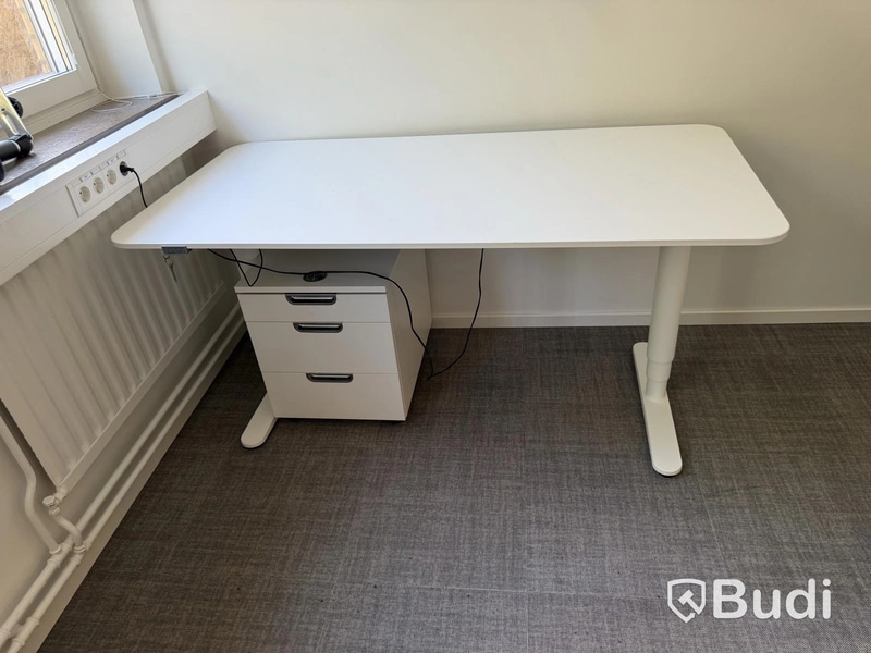 Elektriskt höj- och sänkbart skrivbord med låsbar hurts