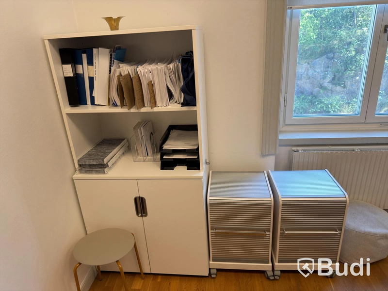 Skåp och 2 st hurtsar Vitra