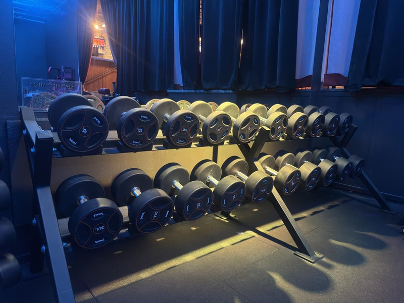 Hantlar på ställning från 10kg till 32,5 kg komplett set