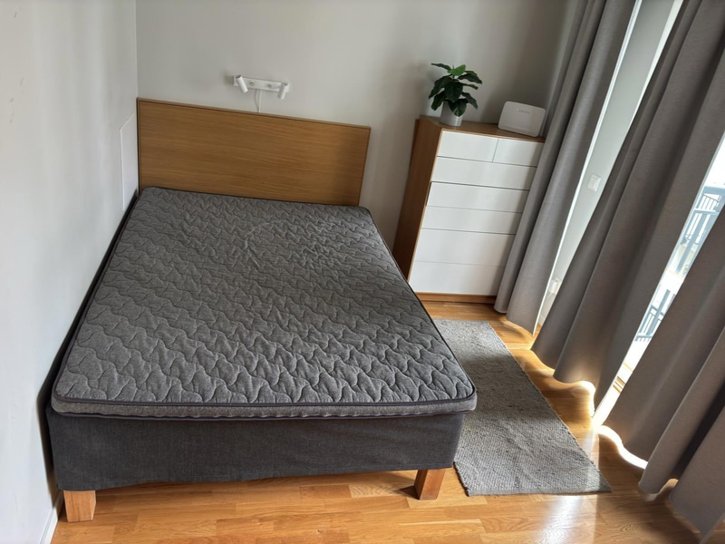 Inventarier till fullt möblerad enrummare - se alla bilder för komplett innehåll