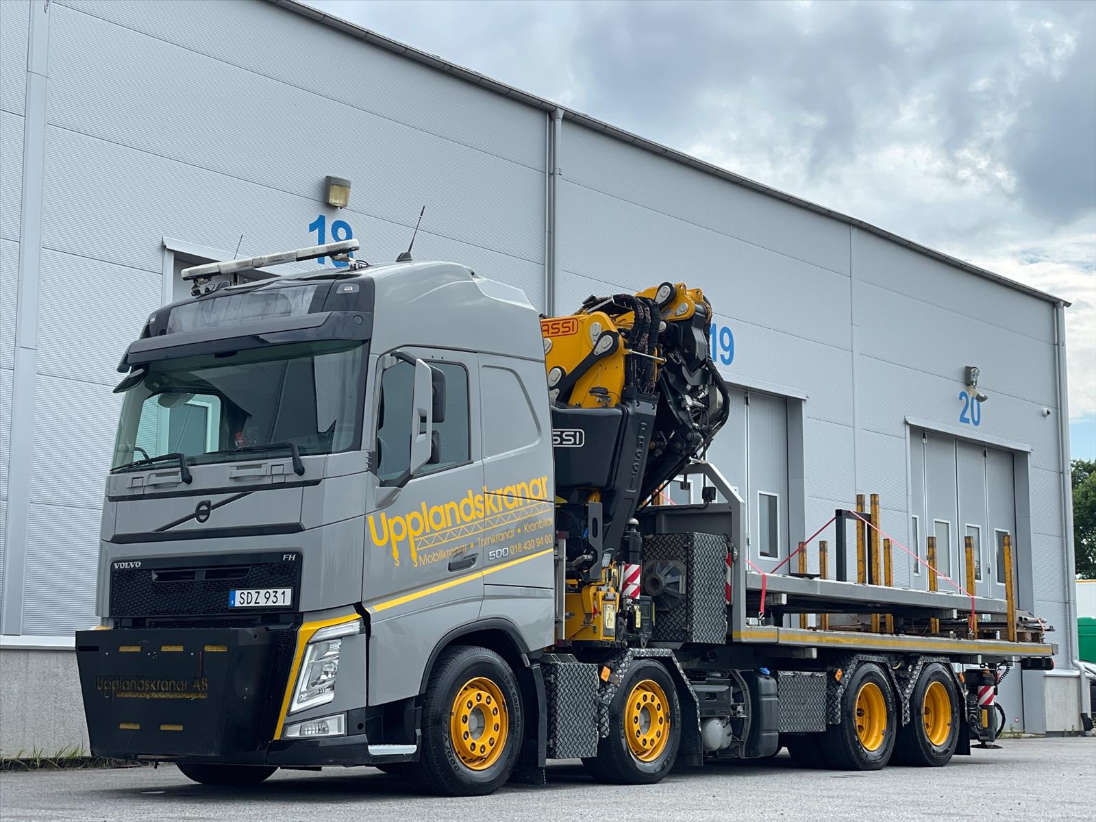 Bodbil Volvo FH 500 8x4 LL Globetrotter med Fassi kran 990 SDZ931 samt trailer CRJ824